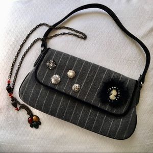 Edwardian-look wool bag with cameo appliqué💂🏻‍♀️